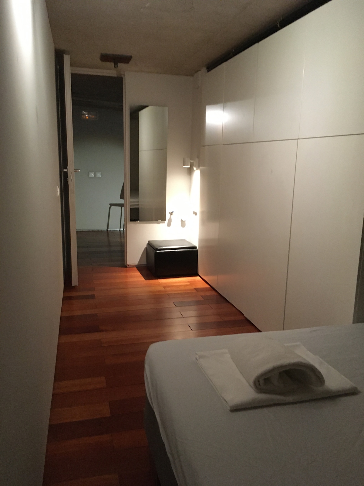 חדר אורחים עם שתי מיטות נפרדות שניתן לחבר