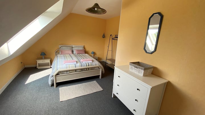 Žltá spálňa vybavená 140 cm posteľou a 90 cm posteľou 