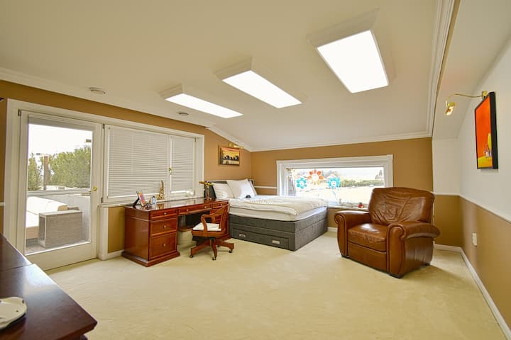 2nd bedroom; with terrace exit; bed can be moved to be centrally positioned