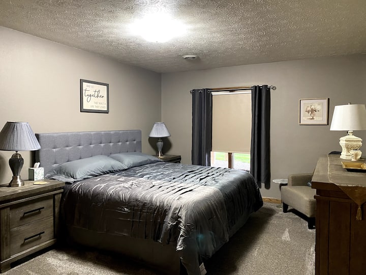 低层公寓的加大双人床卧室