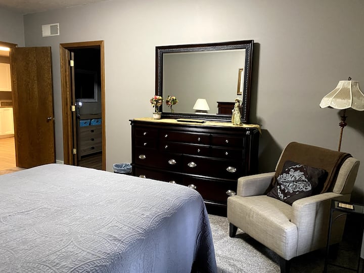 低层公寓的标准双人床卧室