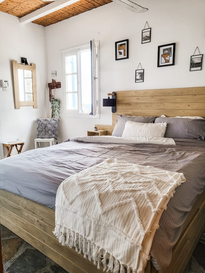 Hauptschlafzimmer mit Fenster zum Poolbereich. 