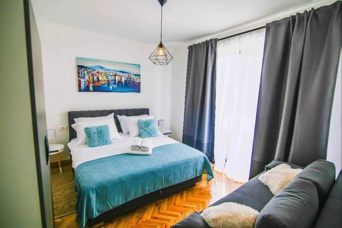 Спалня с голямо двойно легло. Диванът може да бъде удължен за 2 - ма души. Има достатъчно място, за да добавите по - хубаво легло. Директен достъп до балкона. Климатизирано отделно.