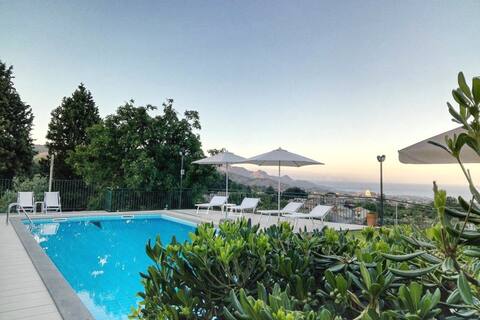 Villa Capogrecale - heated pool