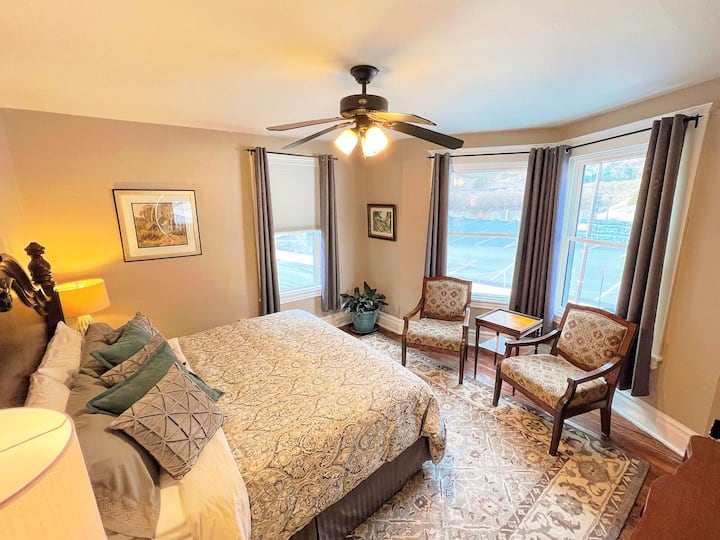 Одморете се и опуштете се во главната спална соба  - вклучува брачен кревет и ретро гардеробер/огледало