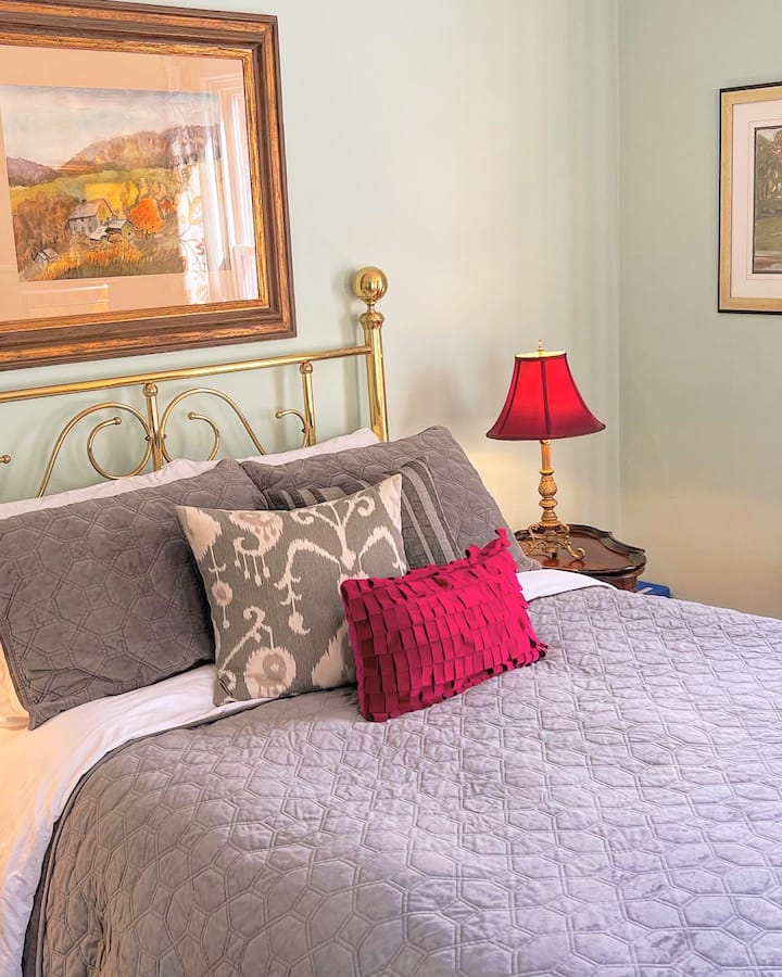 Третата спална соба се наоѓа на третиот кат.  Оваа спална соба е достапна само за забави од 5 или 6 лица (или освен ако не е направено барање за спалната соба на третиот кат при резервирањето).