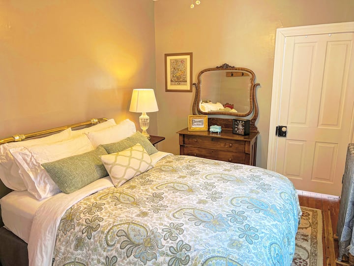 Втората спална соба се наоѓа во задниот дел на куќата на вториот кат.  