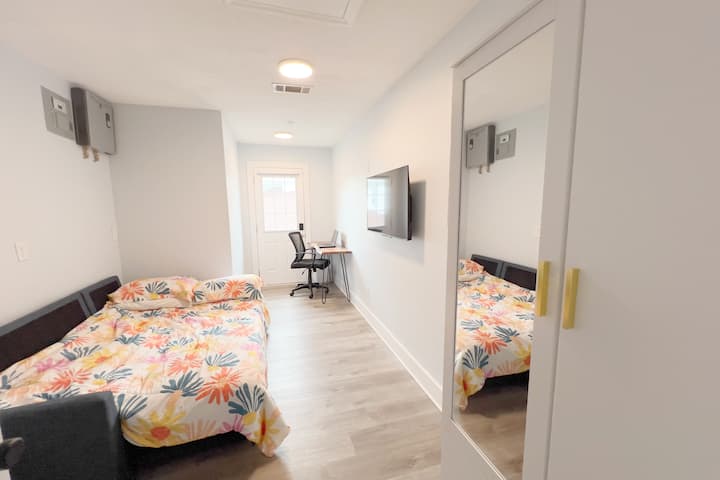 4th Bedroom/office - Full size sofa bed. Linens & blanket provided