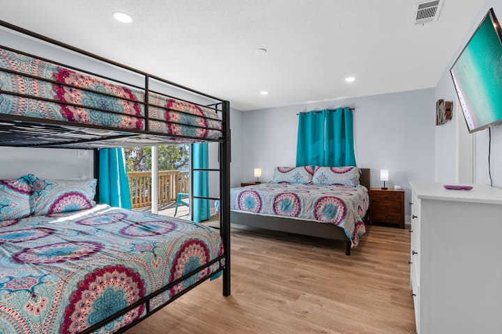 Third bedroom, King size bed and a Queen over Queen bunk bed with private bathroom 