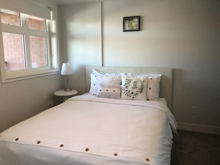 Chumba cha kulala kilicho na kitanda aina ya queen, godoro thabiti na makabati