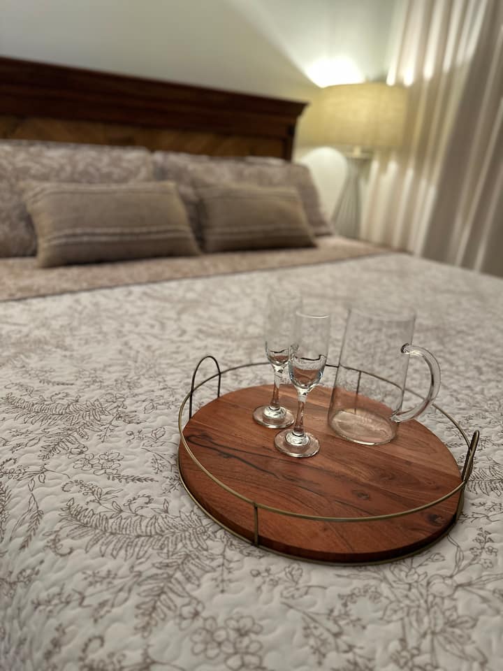 Hoofdbed is kingsize traagschuim voor ultiem comfort.