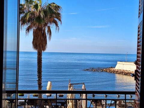 "Mowita" a seaside flat with stunning sea view