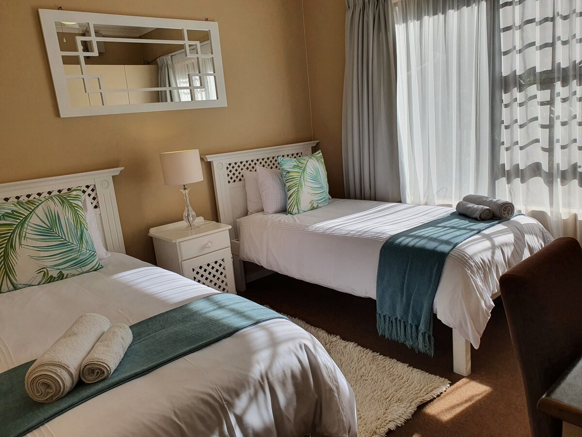 The Gull Cottage 2nd Bedroom/
2 x Single Beds