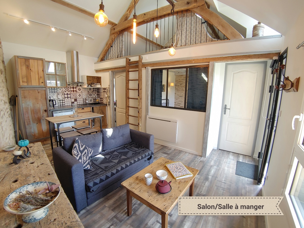 明亮安静的小客厅，景观一览无余。您会注意到进入夹层的磨坊梯……对冒险家来说是一种快乐，对于有眩晕症的人来说，更少一点！;)
