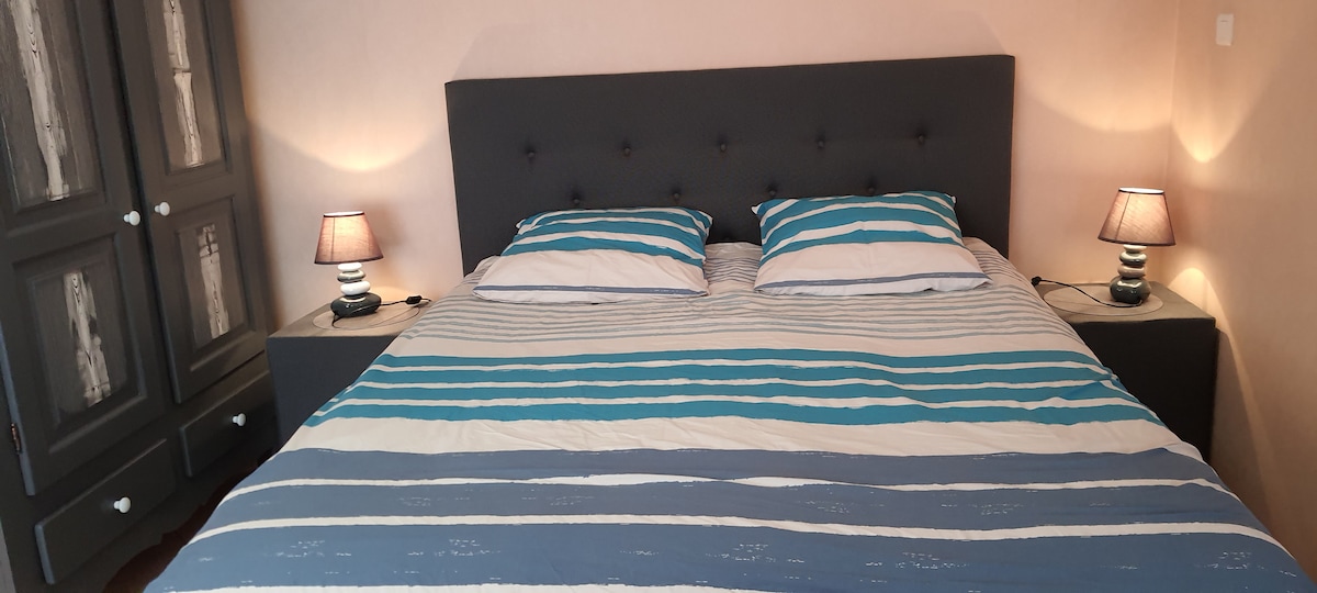 מרחב שינה עם מיטה 160/200.
