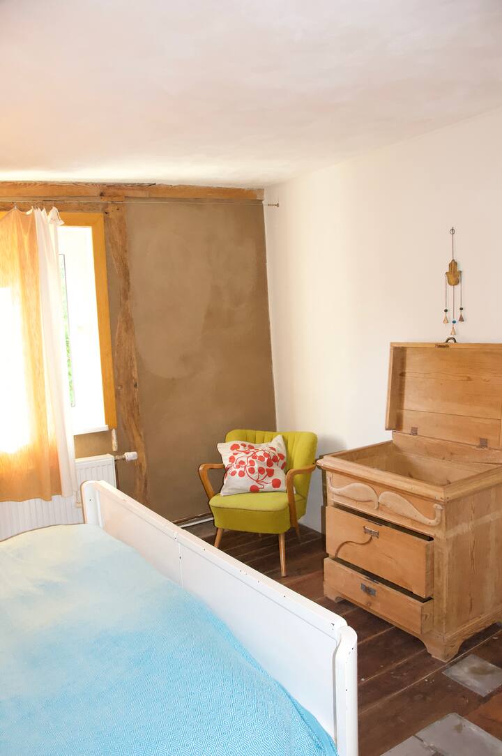 Blick aus dem Flur ins Elternschlafzimmer