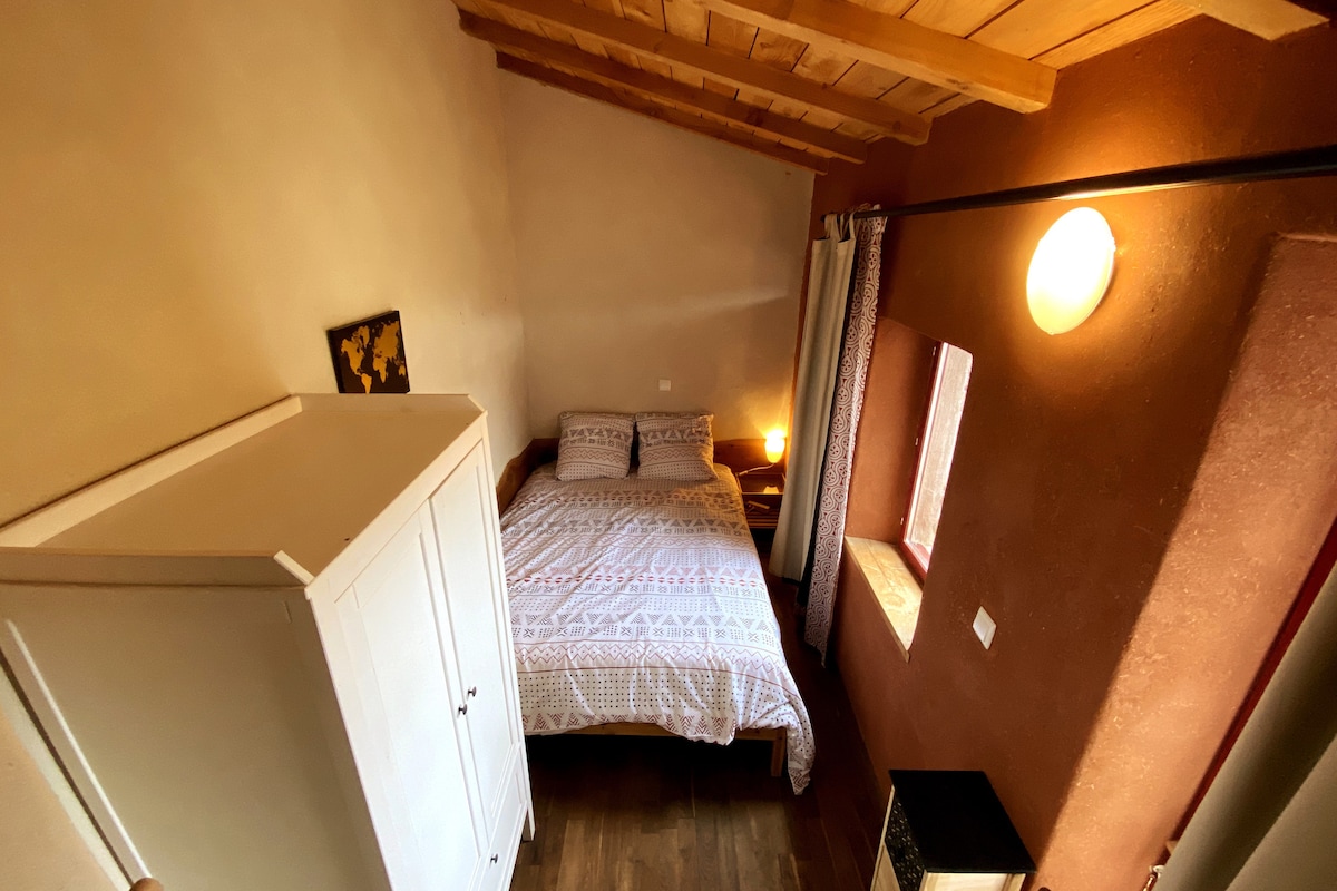 pequeña habitación 2 personas cama 140x200cm