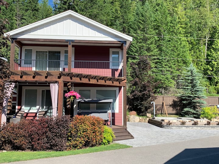 Hummingbird Resort At Mara Lake Houses for Rent in Mara, British