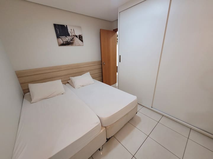 الغرف 2 - سريران مفردان معًا، جناح، تعتيم، خزانة ومروحة.