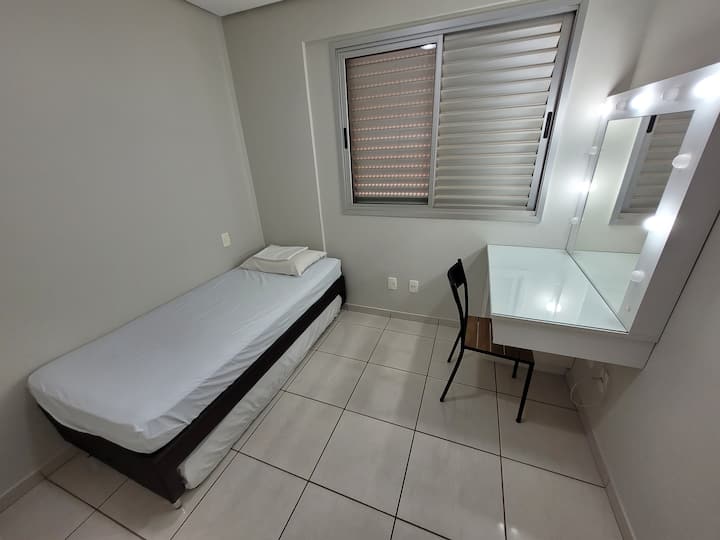 غرفة النوم الثالثة  - بيكاما، مكتب بارتفاع العمل، خزانة ومروحة.