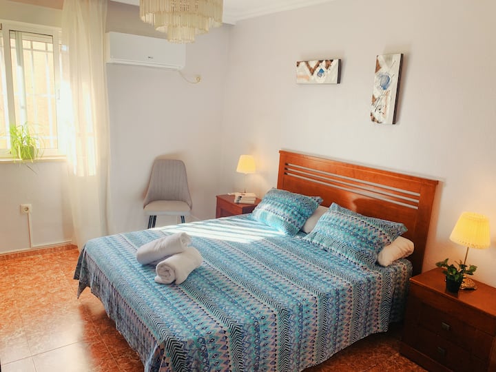 Habitación principal,  amplia, luminosa y acogedora. Cama de 1'50cm con colchón confortable para un descanso excelente. Posee un escritorio para apuntar vuestras cosas o incluso trabajar si fuera necesario. Aire acondicionado frio y calor