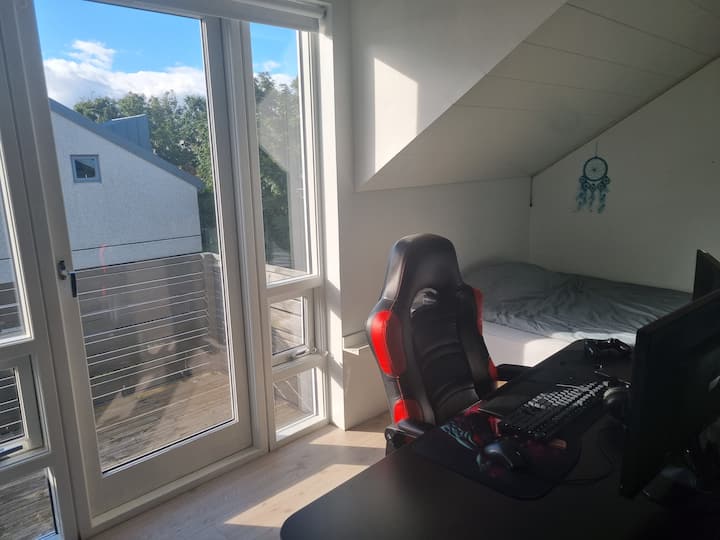 Dormitorio 5 en la planta superior con cama tamaño queen, PS4 y TV.