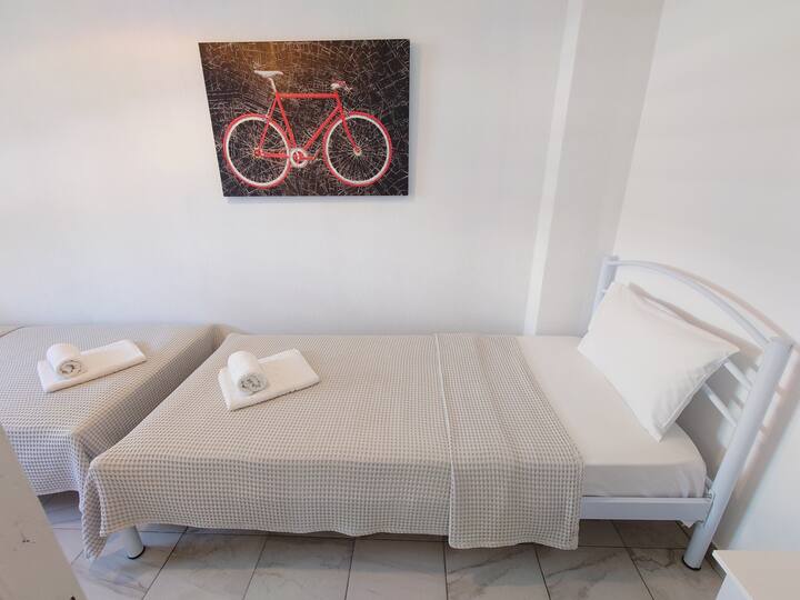 غرفة أطفال تضم سريرين فرديين