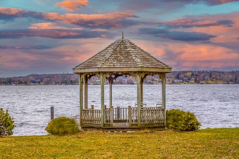 6 BR, Spacious Waterfront House in Quinte West