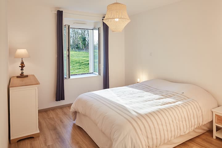 Nyumba #2: Chumba cha kulala kilicho na kitanda cha watu wawili, kwenye ghorofa ya chini