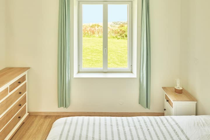 Nyumba #1: Chumba cha kulala kilicho na kitanda cha watu wawili kwenye ghorofa ya chini.