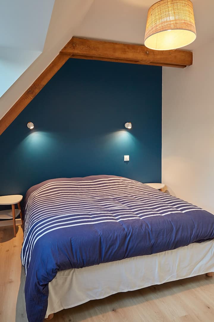 Nyumba #2: Chumba cha kulala kilicho na kitanda cha watu wawili, kwenye ghorofa ya kwanza.