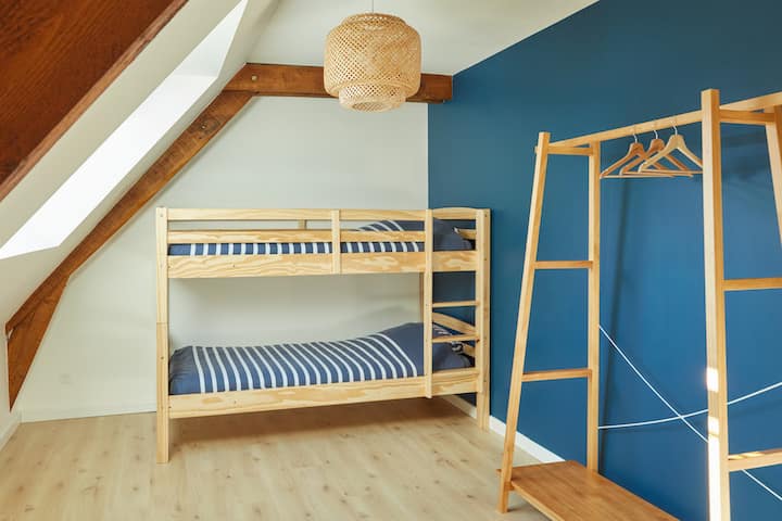 Nyumba #3: Chumba cha watu 3, chenye kitanda 1 cha mtu mmoja na vitanda 2 vya ghorofa. Kwenye ghorofa ya kwanza. 