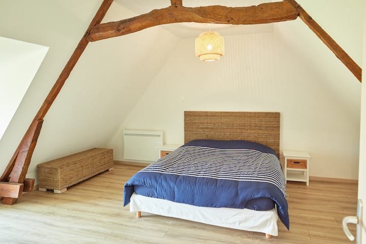 Nyumba #1: Chumba cha kulala kilicho na kitanda cha watu wawili kwenye ghorofa ya kwanza.