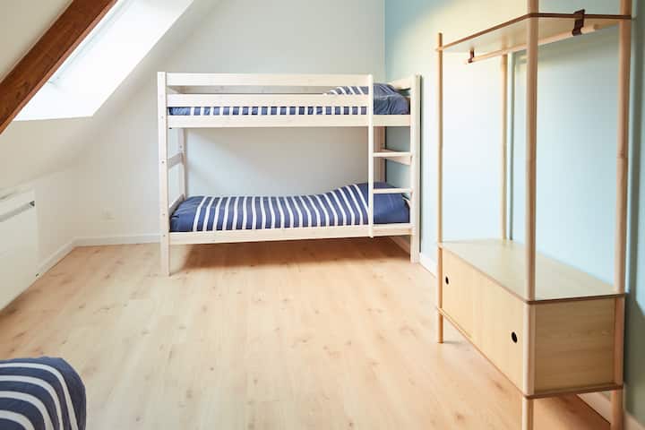 Nyumba #2: Chumba cha watu 3, chenye kitanda 1 cha mtu mmoja na vitanda 2 vya ghorofa. Kwenye ghorofa ya kwanza.