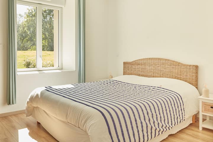 Nyumba #3: Chumba cha kulala kilicho na kitanda cha watu wawili, kwenye ghorofa ya chini.