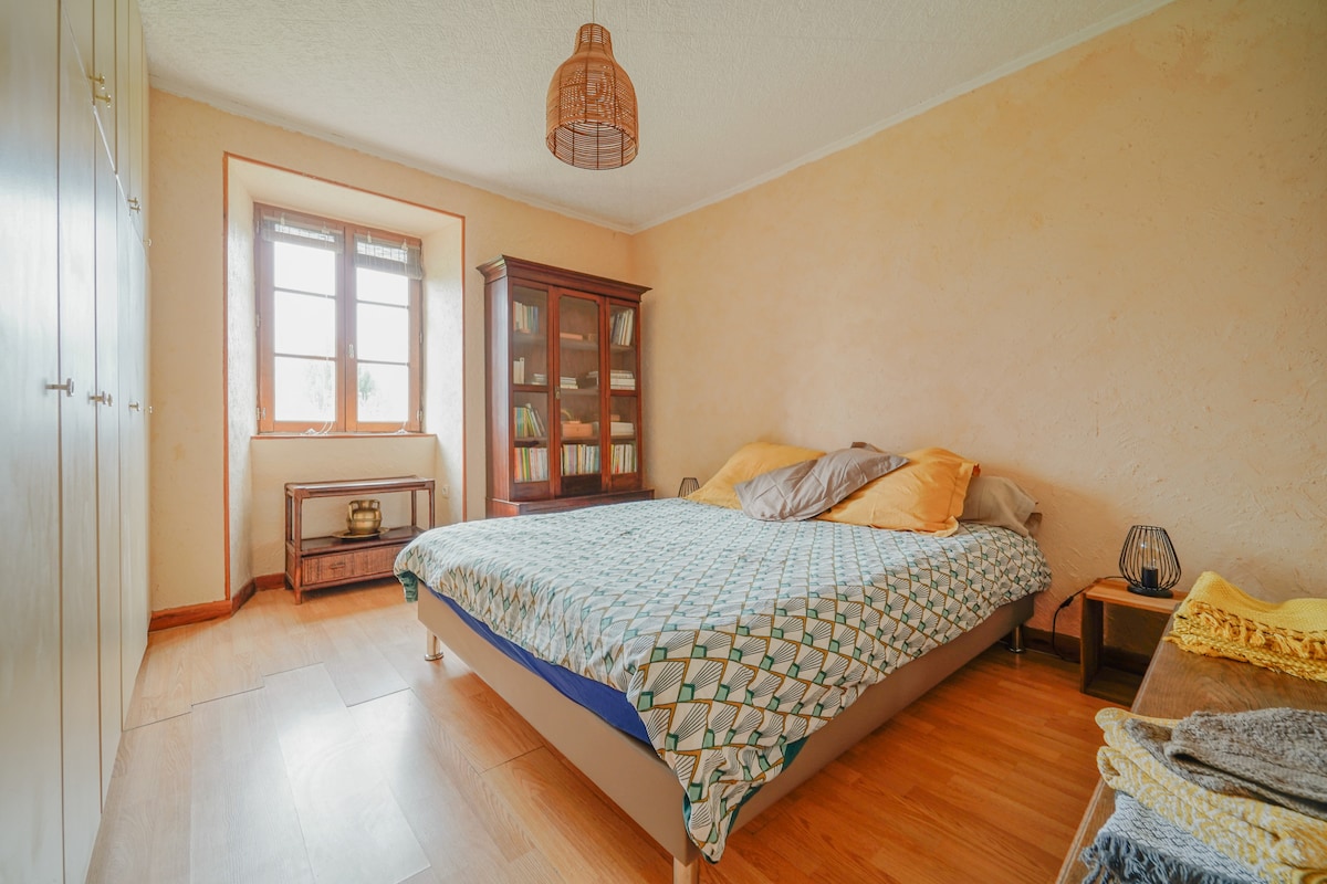 Chumba cha kulala kwenye ghorofa ya chini 