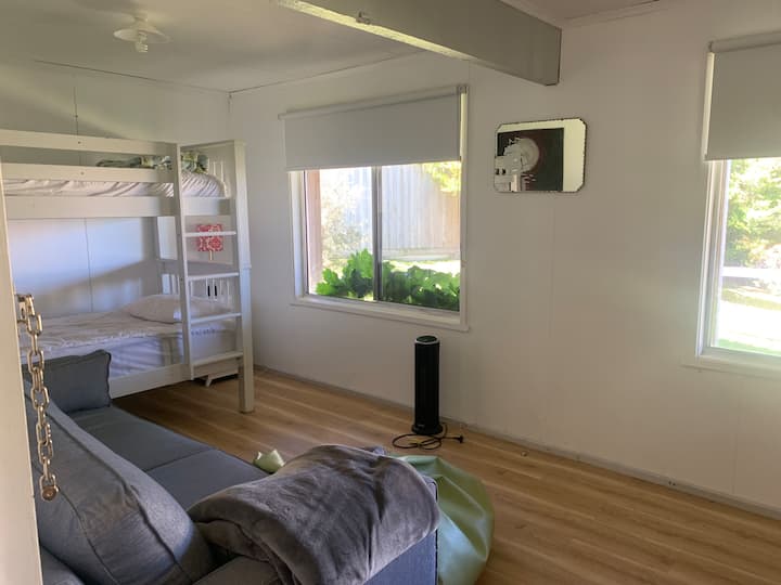 4. spavaća soba s krevetima na kat i kaučem na razvlačenje (odvojena od glavne kuće, ali dostupna pod pokrovom).