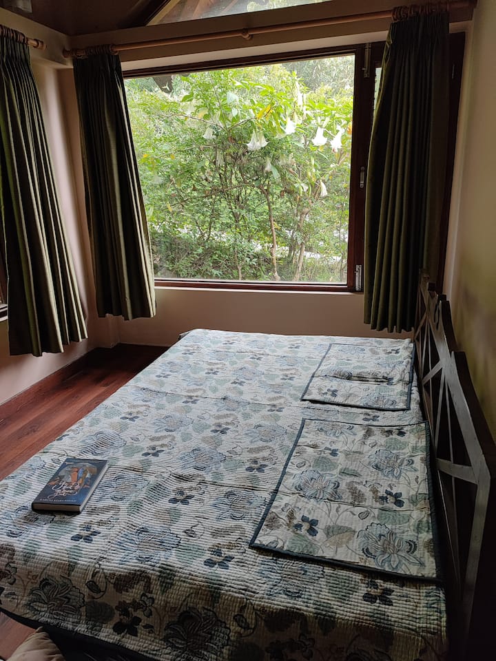 Habitación infantil con una cama doble pequeña