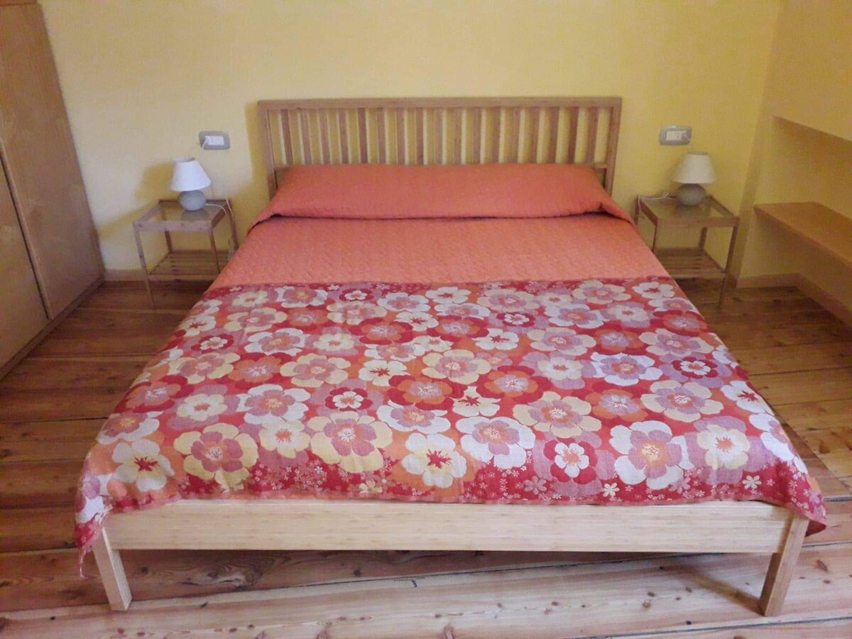 חדר שינה כפול עם רצפות עץ