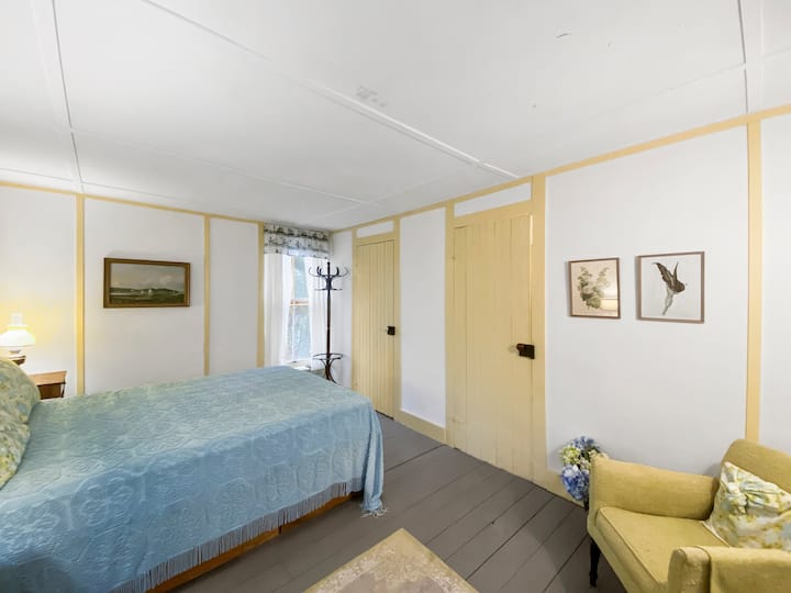 segundo dormitorio con cama tamaño Queen