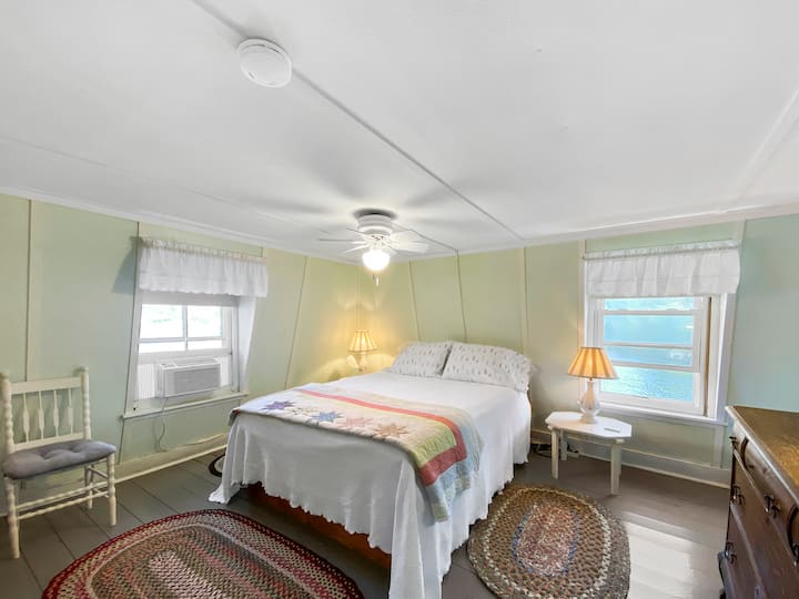 Dormitorio principal con cama tamaño queen.