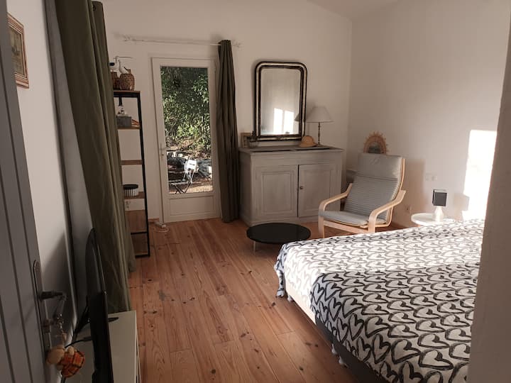 Chumba cha kulala chenye kabati moja la kitanda chenye godoro 