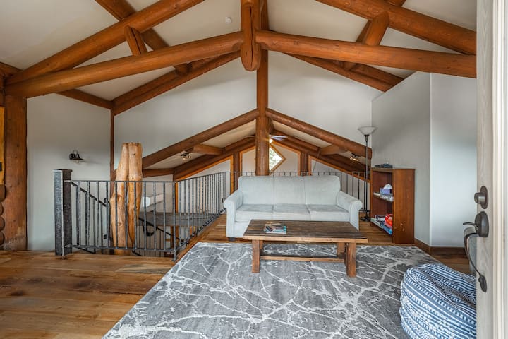 Área del loft en la planta superior: el sofá se retira con cama de tamaño completo (cama doble en el loft también).