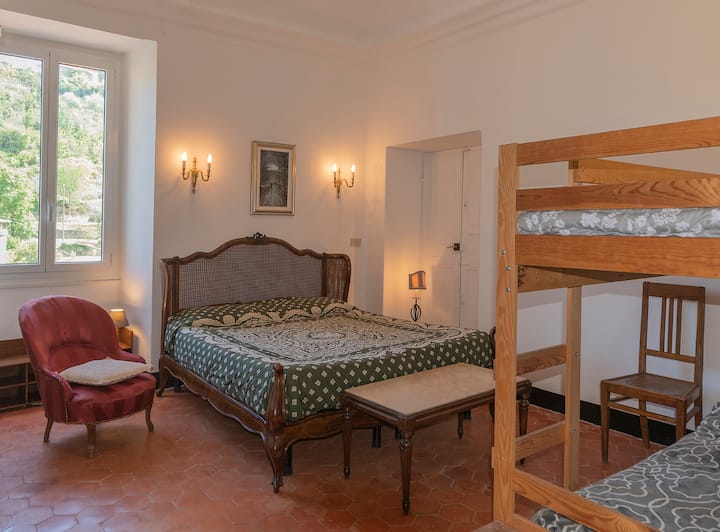 Camera da letto 1 (letto matrimoniale e letto a castello)