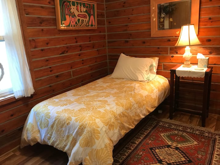 Спална соба во дрвена колиба