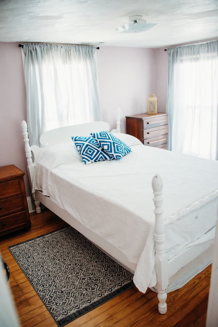 غرفة نوم أرجوانية (الطابق العلوي) - سرير بحجم وسط