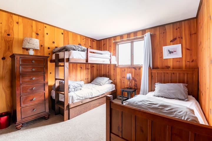 Hay espacio para 3 personas más en el dormitorio de la planta baja.