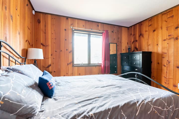 Cómoda cama tamaño queen en el dormitorio 2 de la planta superior.