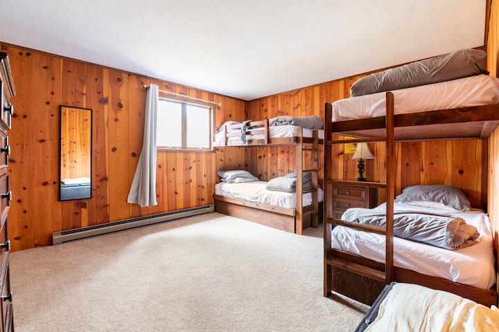 Habitación para 4 personas en un dormitorio grande en la planta baja.