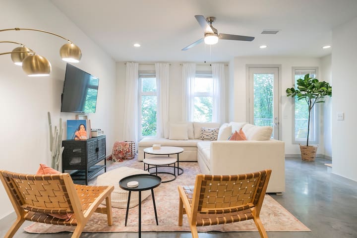 Beautiful 3 BDRM Townhome – 10 mins to Broadway !